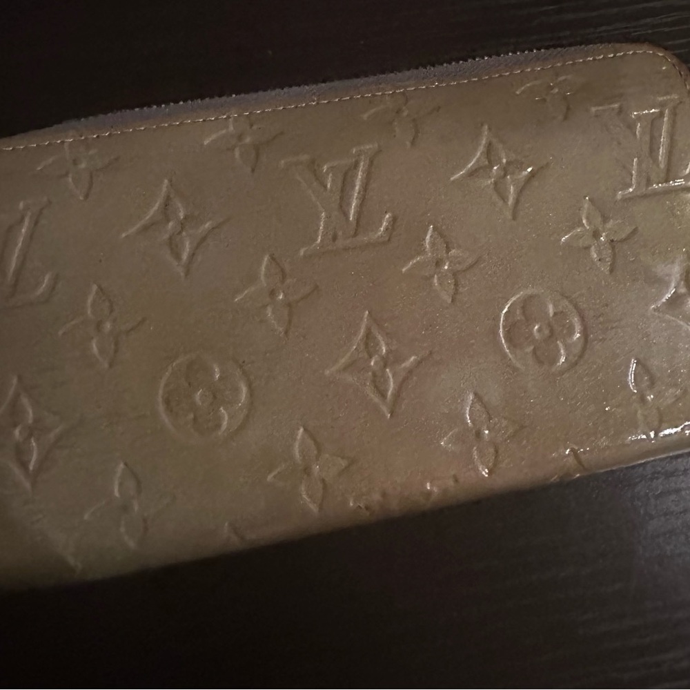 Louis Vuitton wallet . - Picture 4 of 12